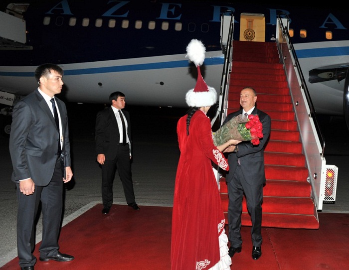 Präsident Ilham Aliyev zu Arbeitsbesuch in Kasachstan angekommen